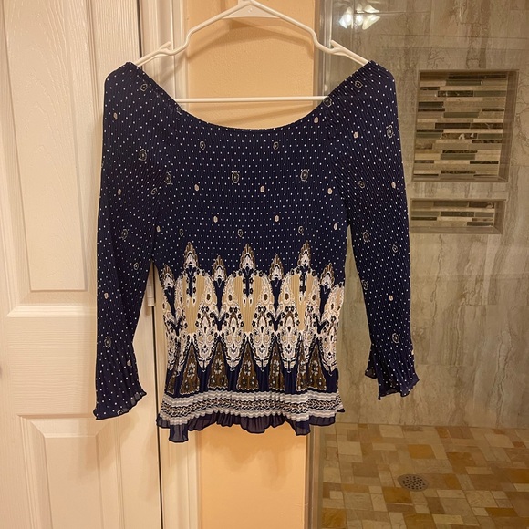 Super Cute Top! - Picture 3 of 3